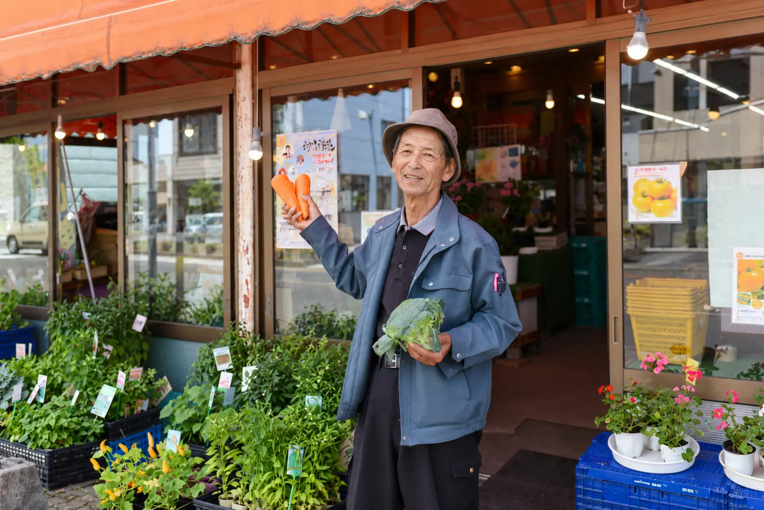 野菜を手にする入江商店の2代目店主・入江さん