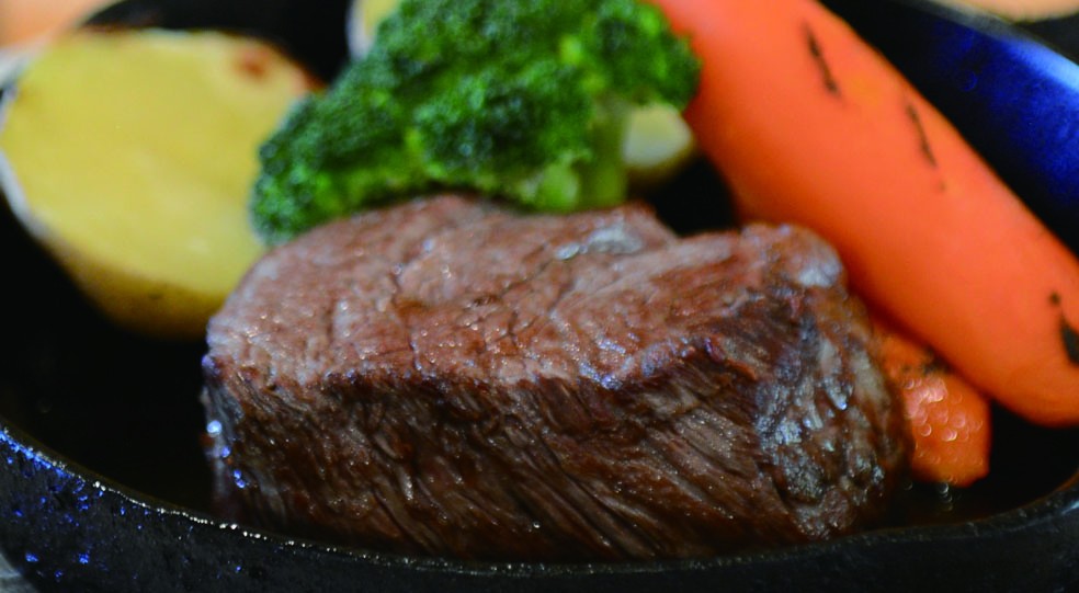 北海道産牛ヒレ肉のステーキと野菜