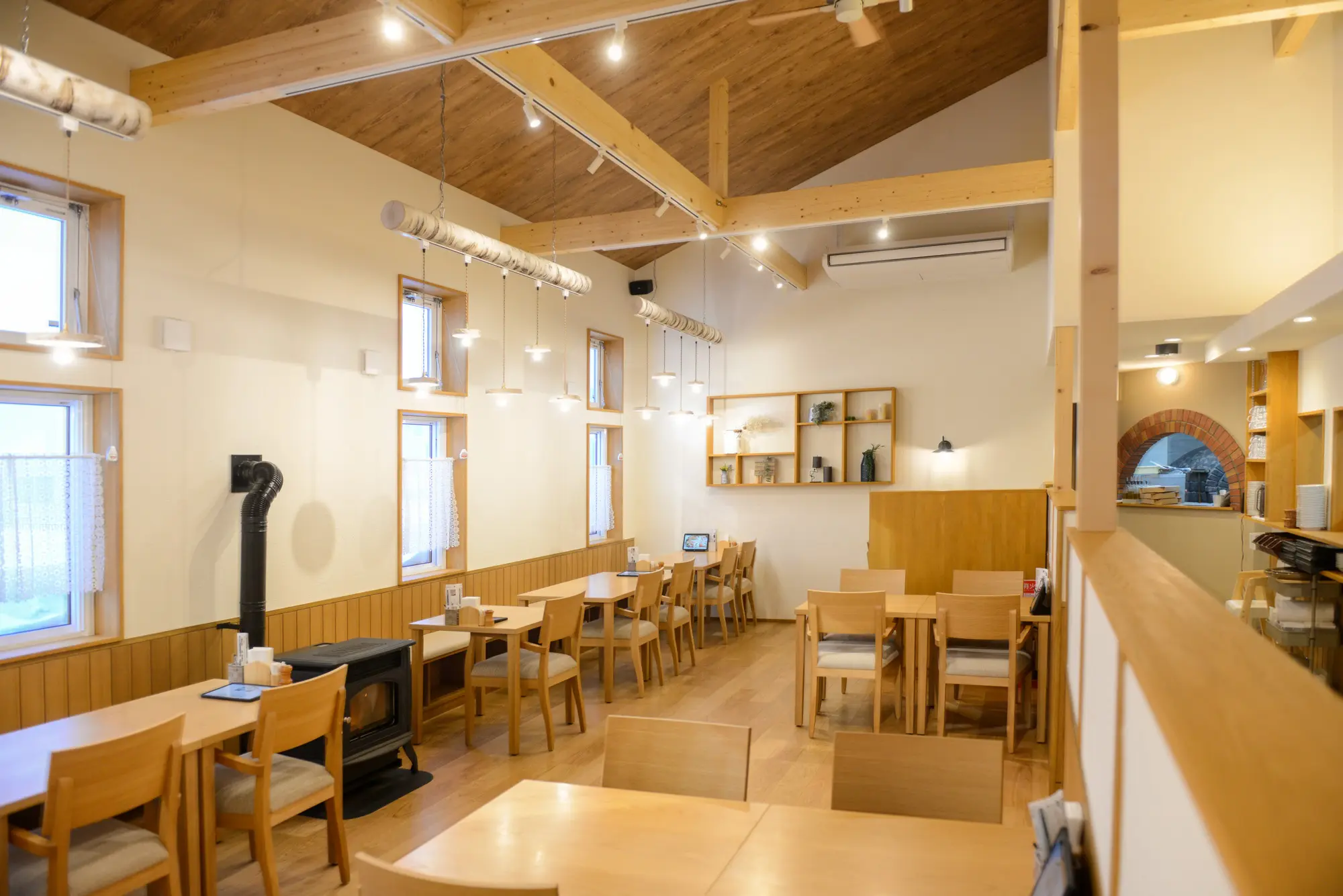 木の温もりが感じられるレストランエスペリオの店内