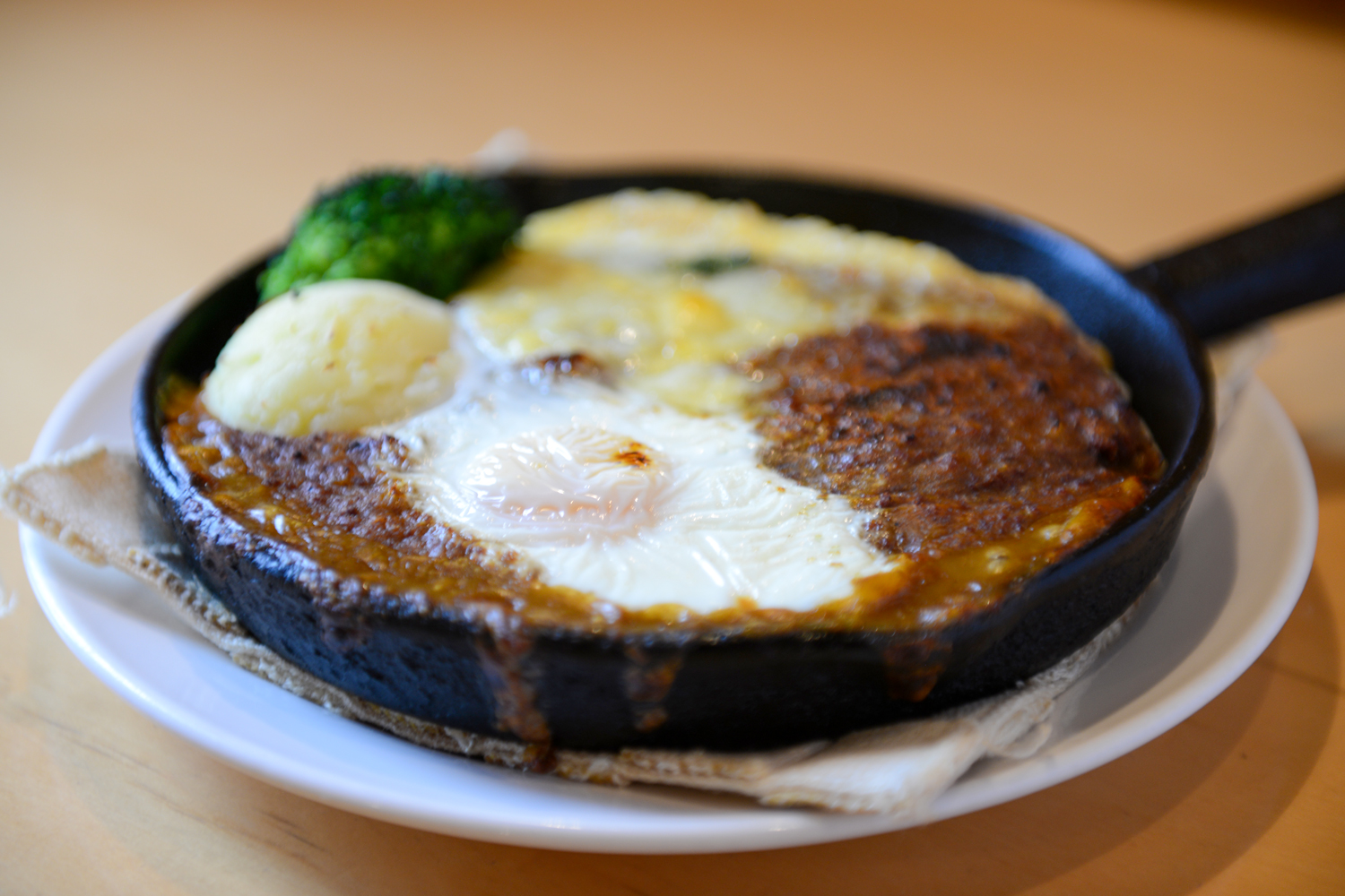 道産牛肉の鉄板焼きキーマカレー