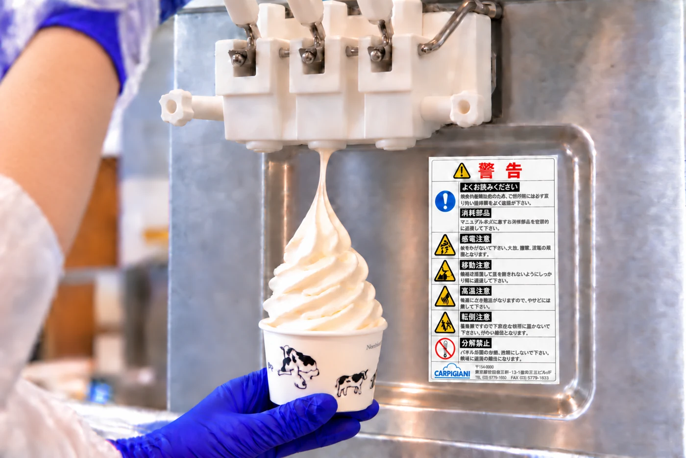 カップに盛り付けるソフトクリーム