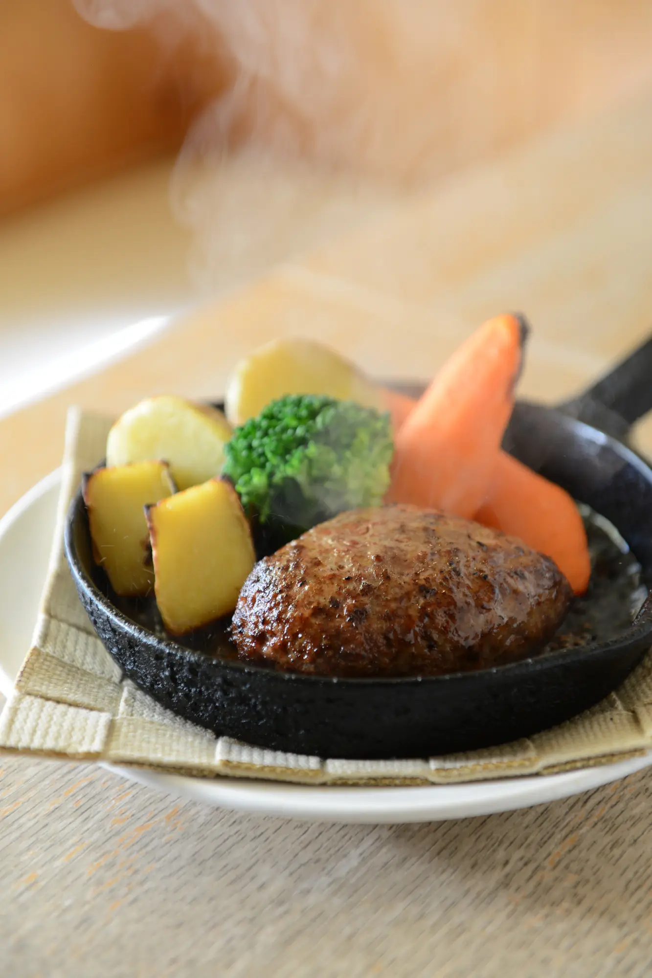 鉄板で提供する北海道産牛肉100％の手ごねハンバーグ