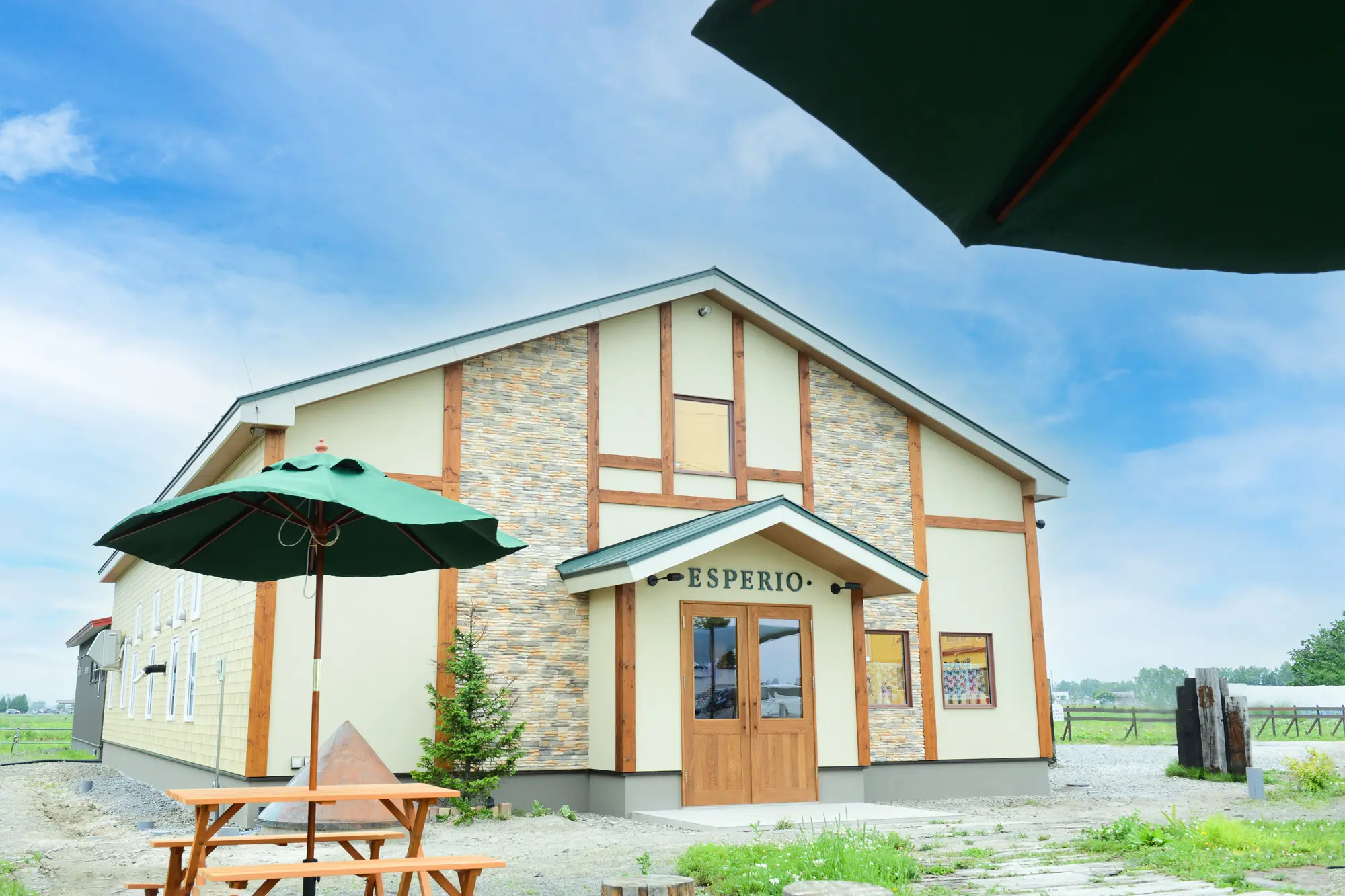 青空の下に建つエスペリオ東旭川店