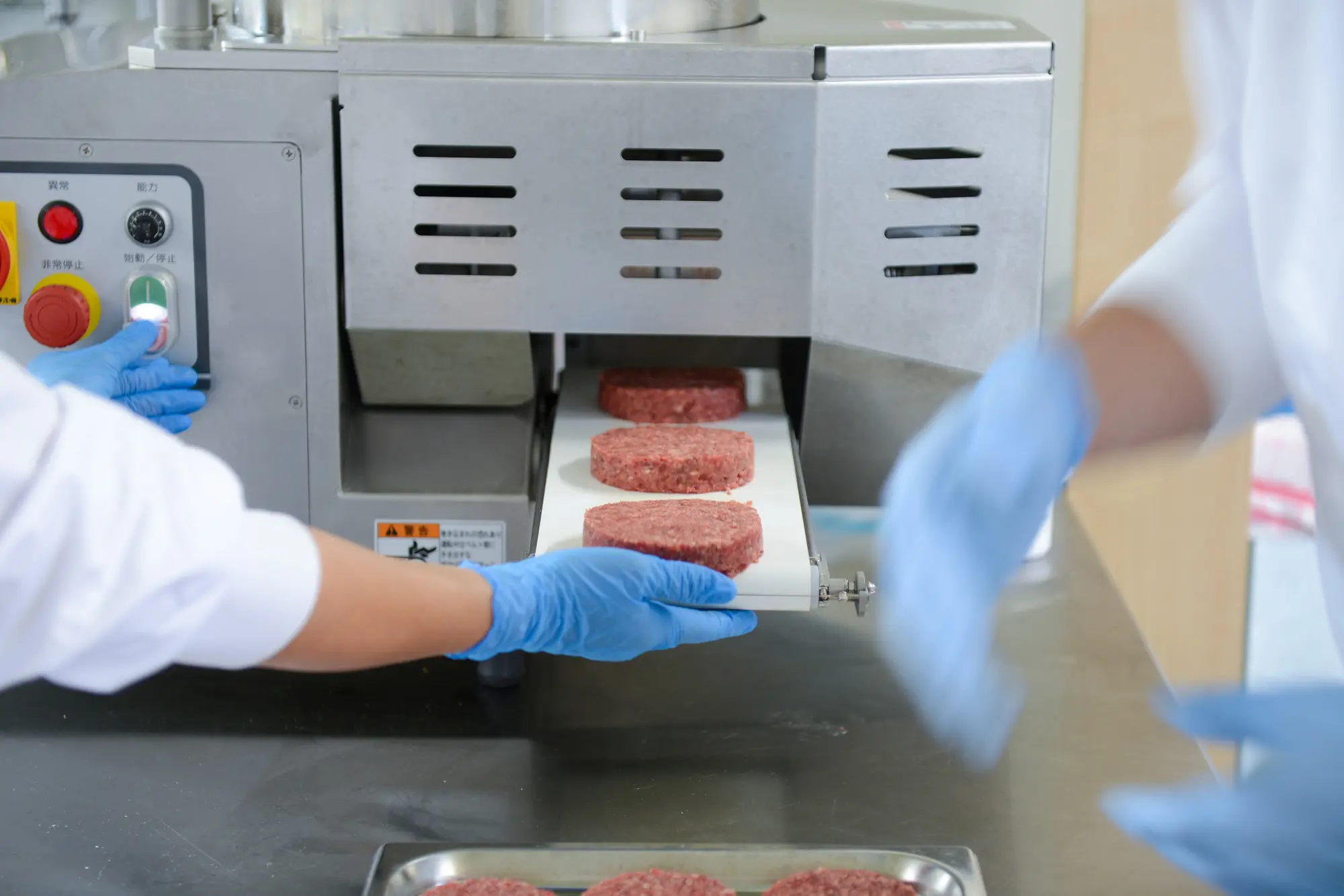 セントラルキッチンでハンバーグを製造する様子