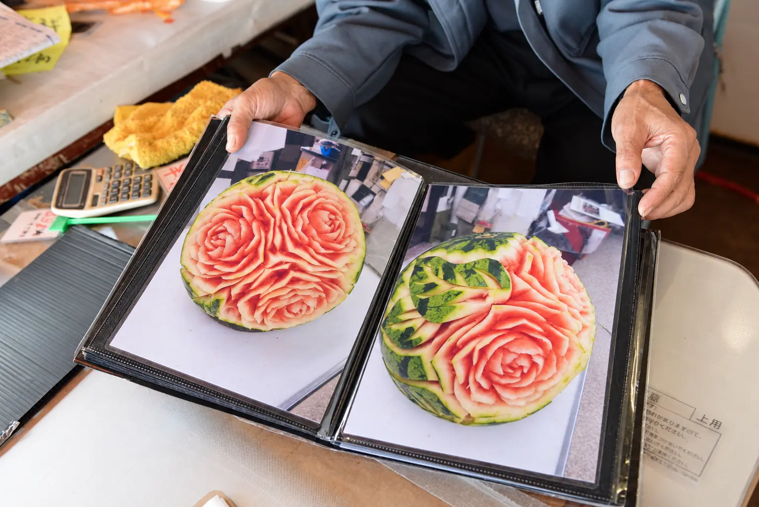 すいかに花を彫った入江さんのフルーツカービング作品の写真