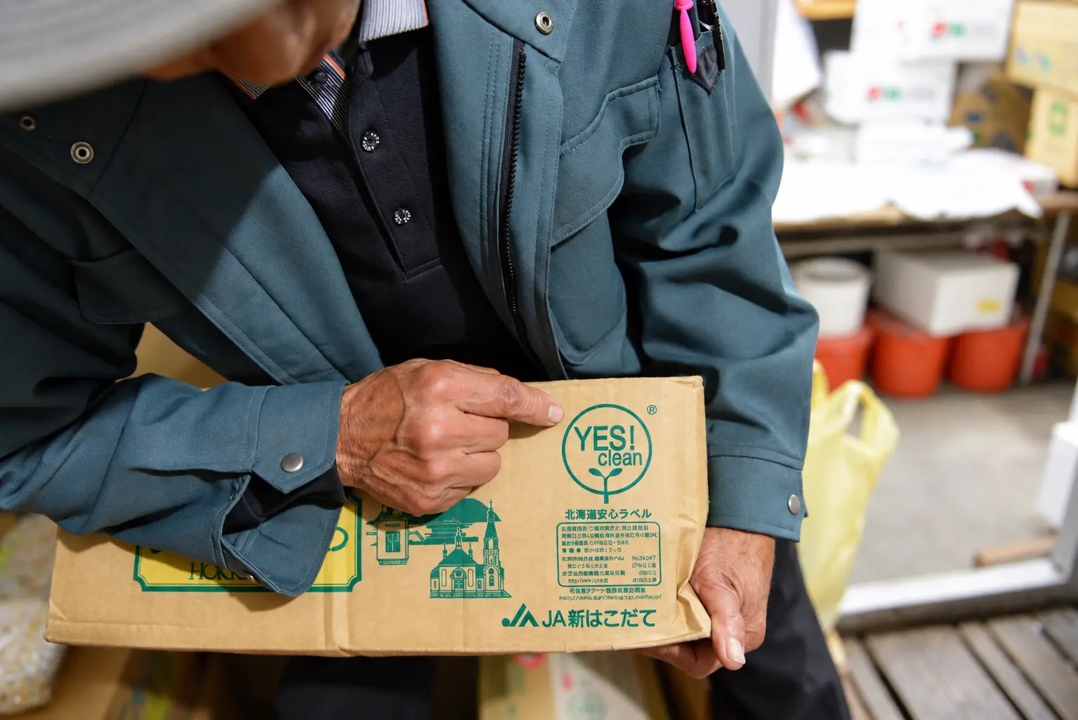 YES!cleanの表示を指す入江さん
