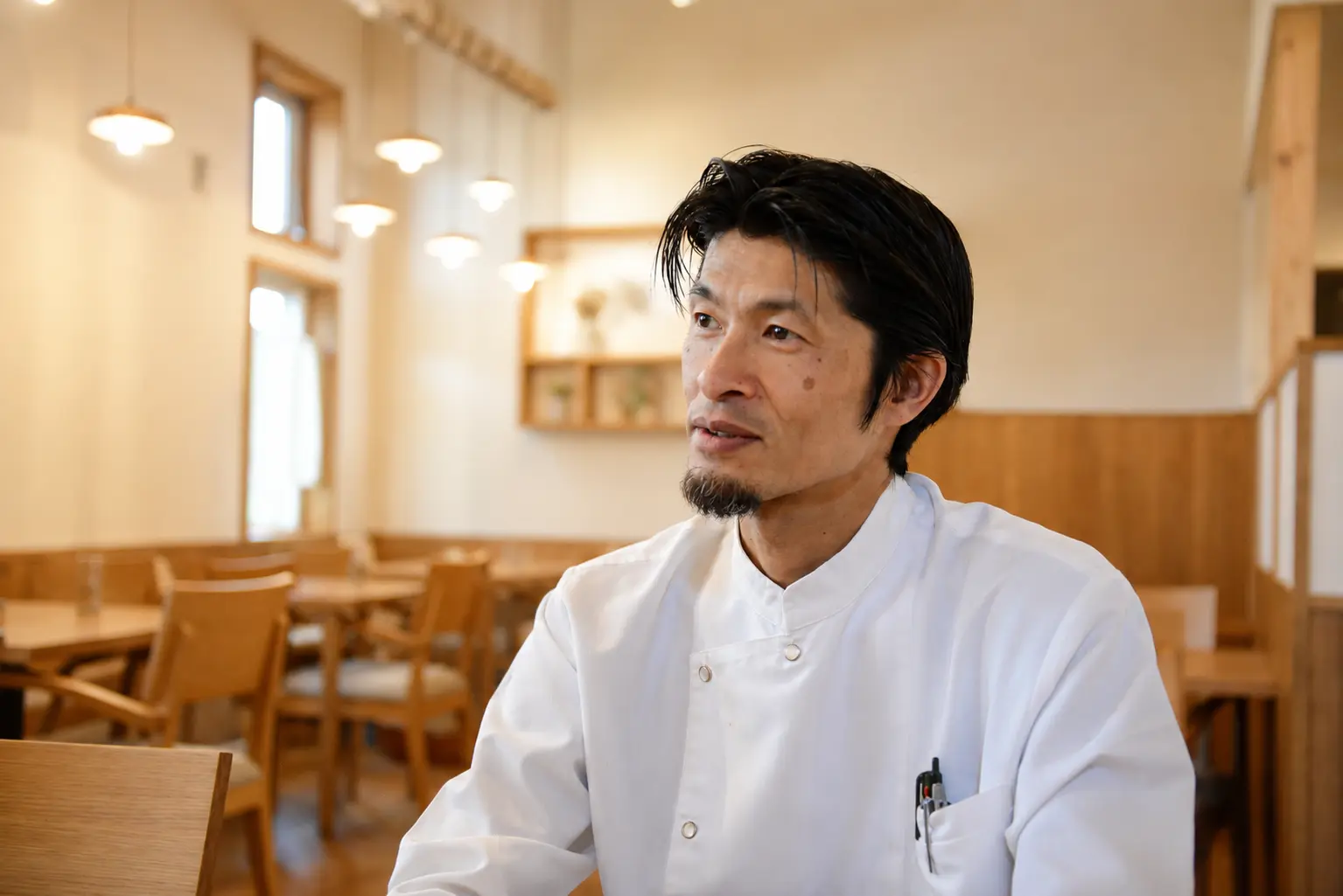 店内でインタビューに答える H.I.